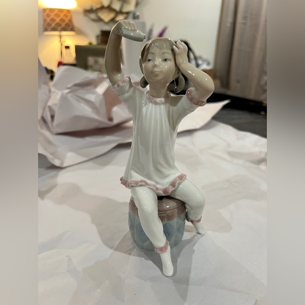 Lladro Girl sitting Porcelain Figurine